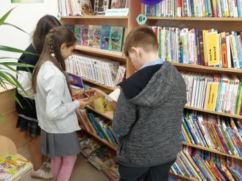 Библиотечный урок «Кто расскажет «Всё обо всём?»                 