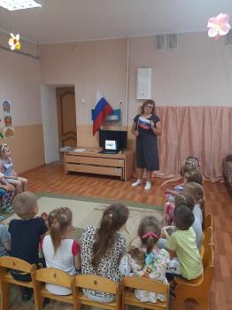 Тематический час «Славим символы России»