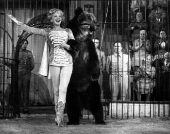 Воскресный библиозал. Показ фильма  «Сегодня – новый аттракцион»