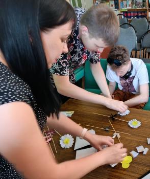 Беседа с мастер-классом «Я люблю свою семью» (изготовление ромашек) Беседа с мастер-классом «Я люблю свою семью» (изготовление ромашек)