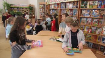 Экскурсия с элементами игры  и викторин «Волшебный мир книг: от А до Я»  ко Дню работников культуры.