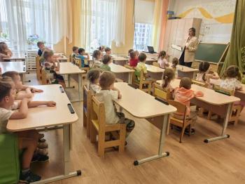Познавательно – игровой час «Спасатели в белых халатах»  0+