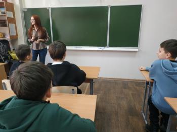 Библиотечный урок «Мир красочных страниц»: знакомство с детскими периодическими изданиями (12+)