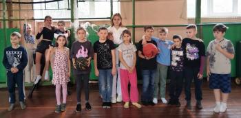 Час спортивной игры «Сильные,  смелые, от солнца загорелые»