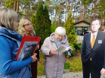 Флешмоб в парке «Алые паруса»   Библио-обзор  –   «Полвека боли и любви…» (к 95 – летию Жигулина, А. В.)